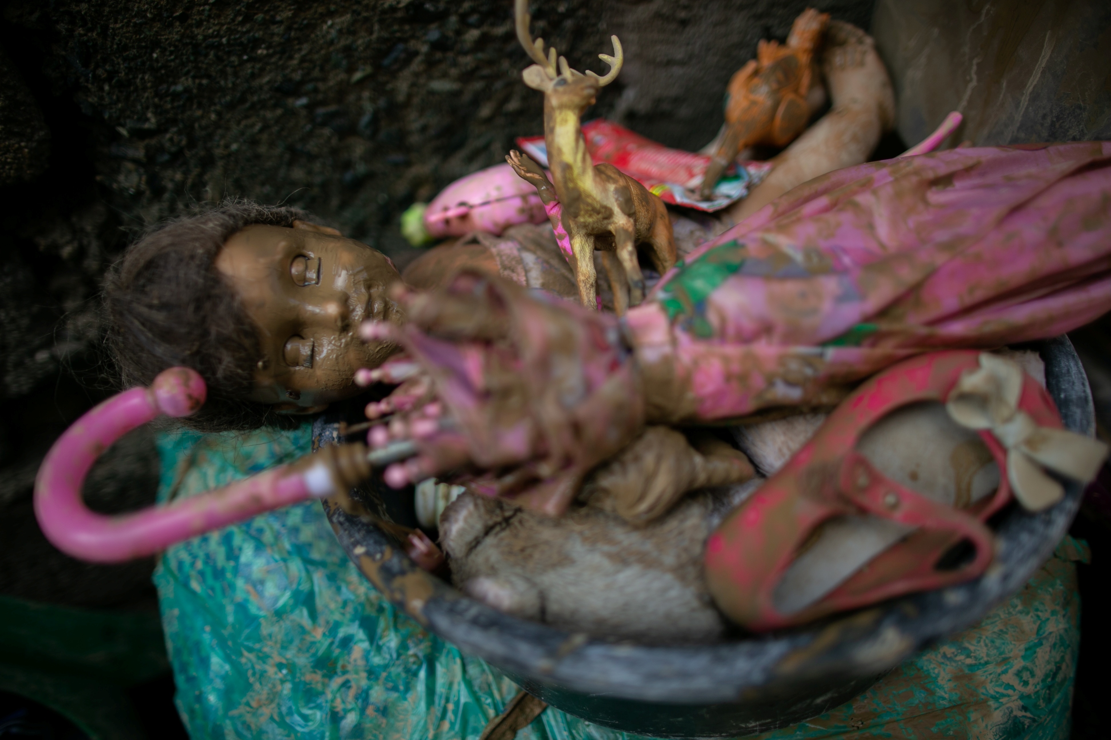 Nhieu lang bi nhan chim trong bao Vamco o Philippines, 53 nguoi chet hinh anh