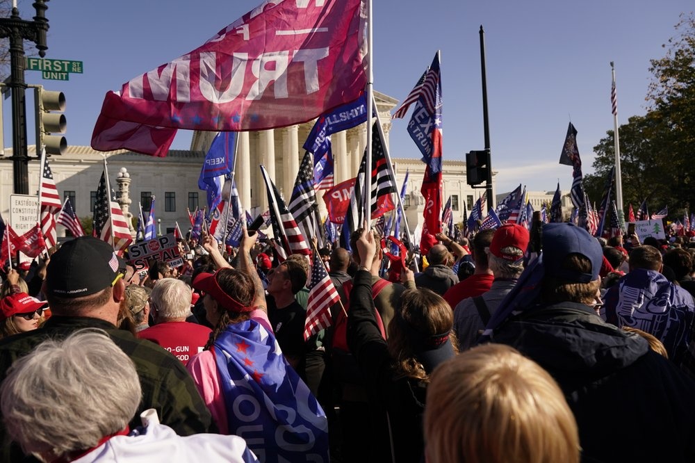 Tong thong Trump co vu dam dong nguoi bieu tinh o Washington anh 3