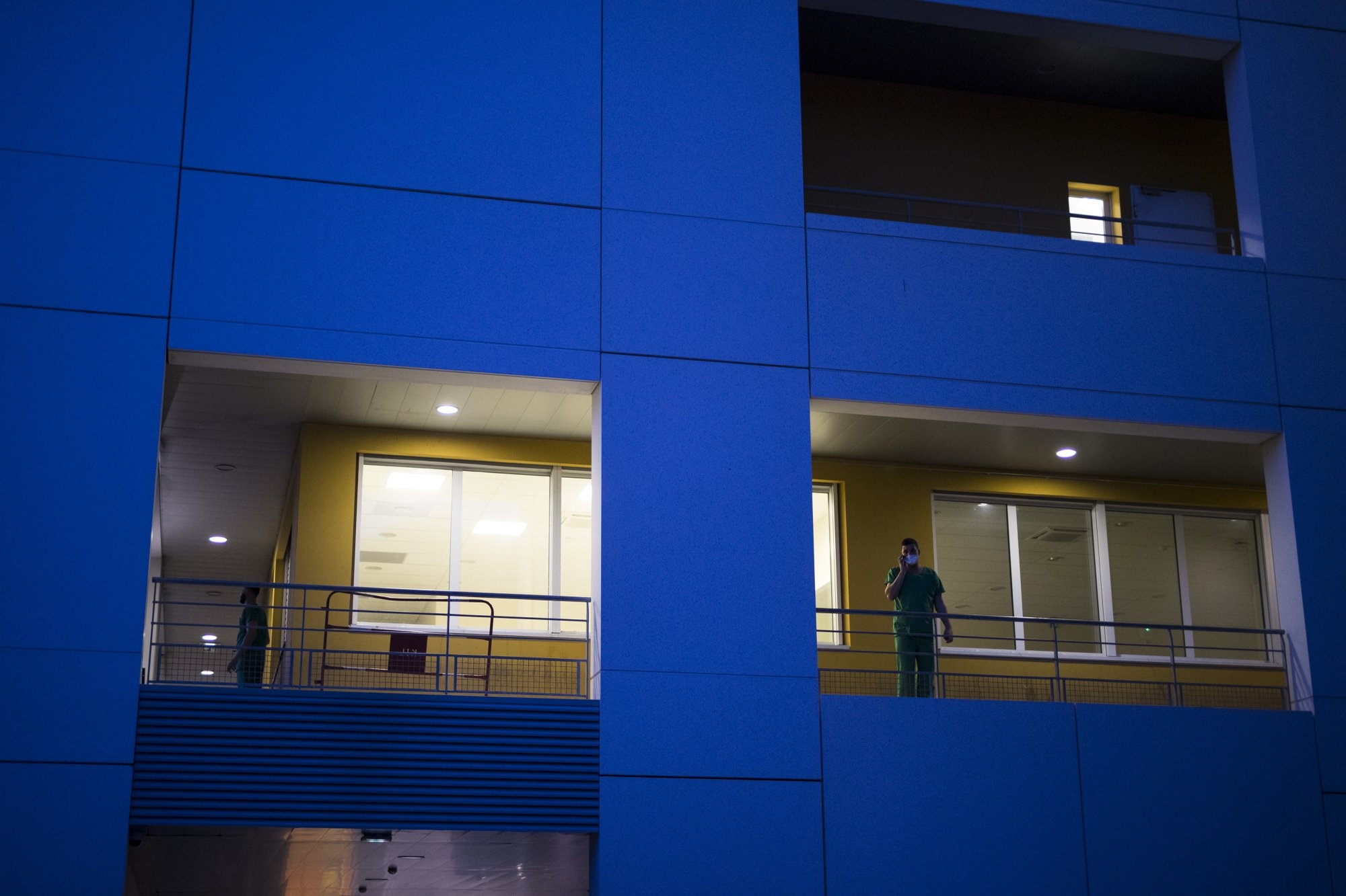 Benh vien Phap trai qua nhung ngay dau thuong nhat anh 1