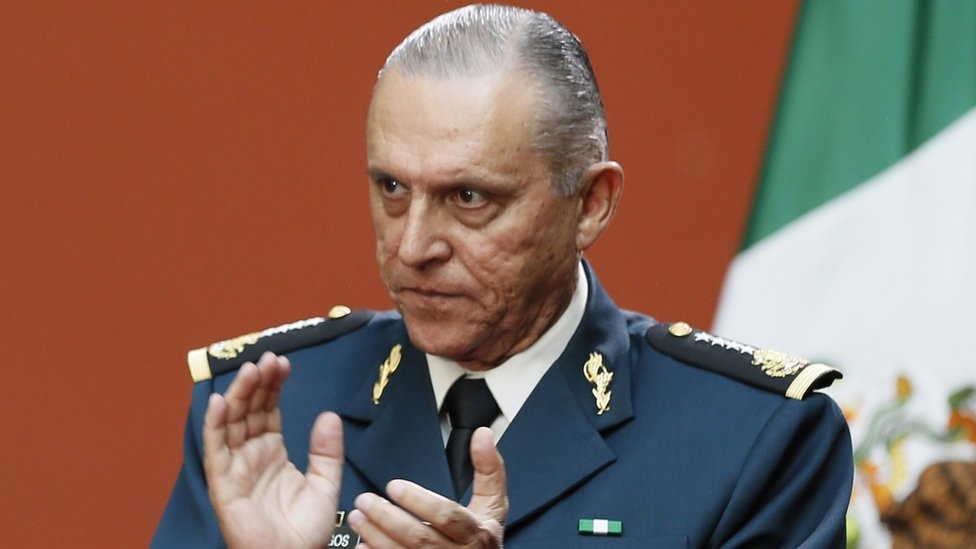 My bat cuu bo truong Quoc phong Mexico roi bat ngo phong thich hinh anh