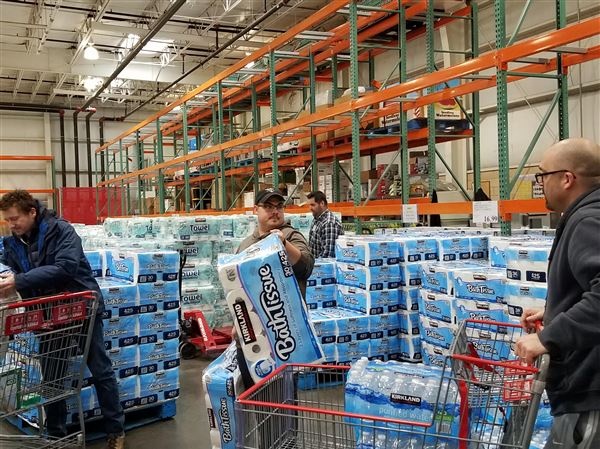 Dich benh tai bung phat, nguoi My lai gap ‘khung hoang’ giay ve sinh hinh anh