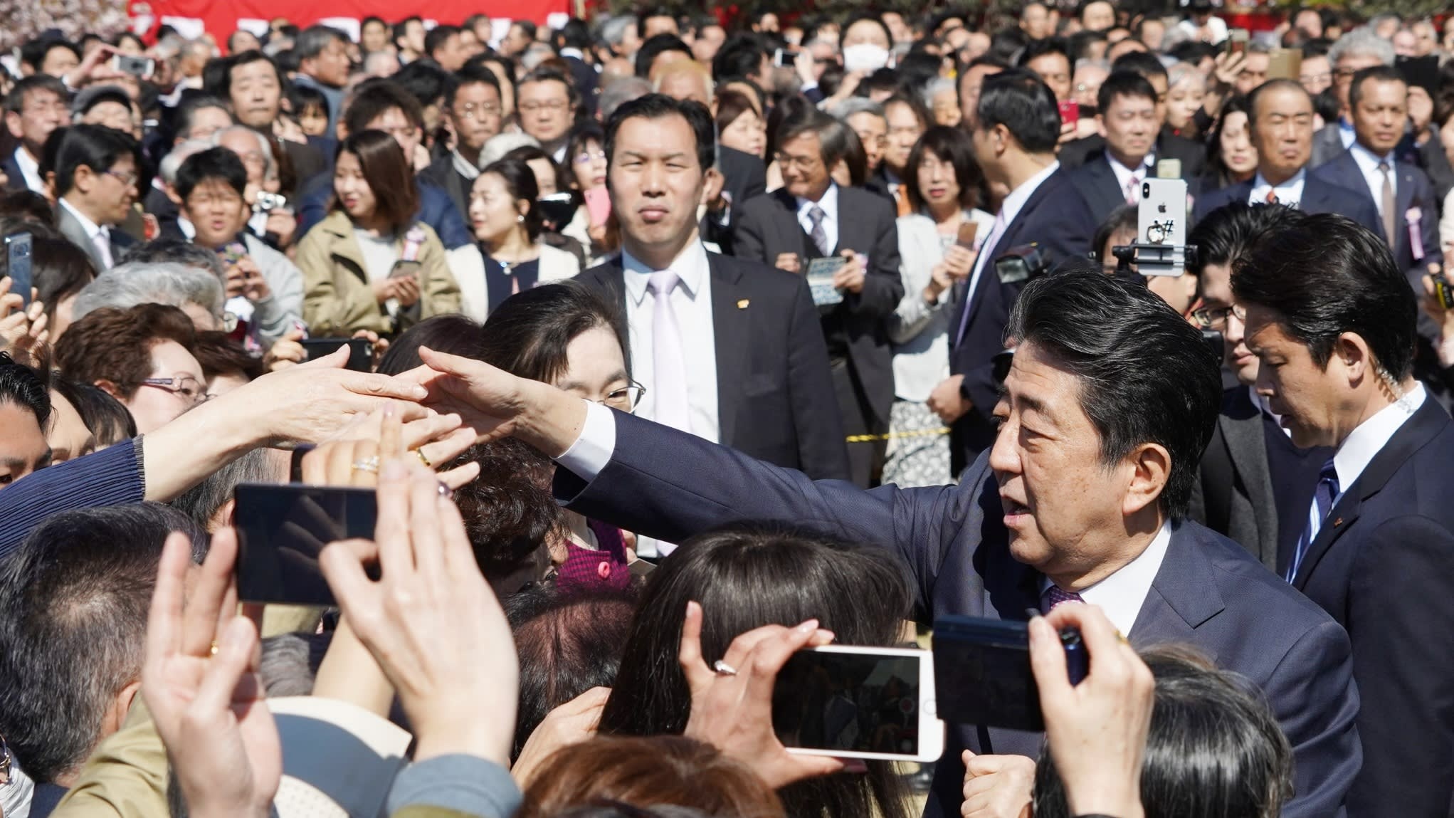 Van phong cua ong Abe bi nghi to chuc tiec bat hop phap hinh anh