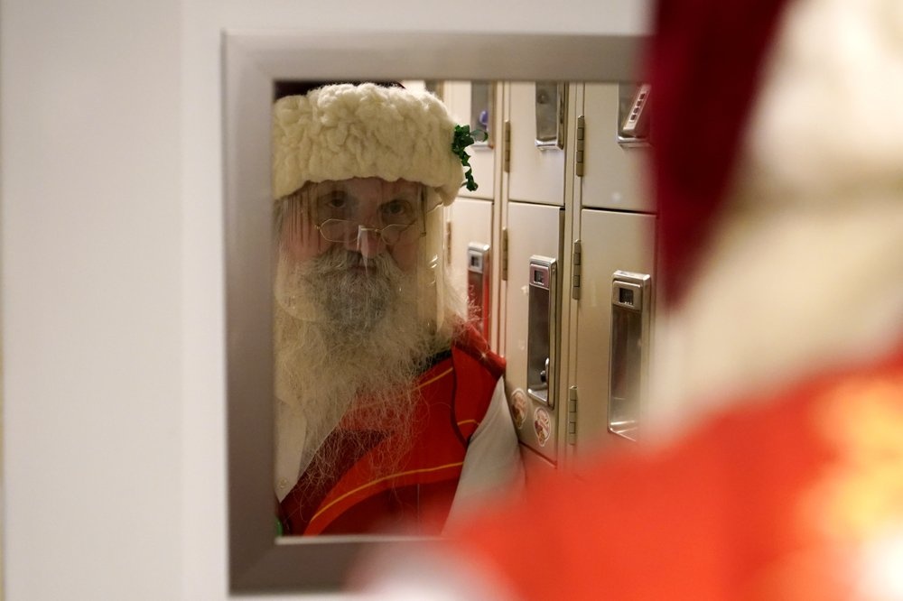 ong gia Noel cung phai gian cach xa hoi anh 3