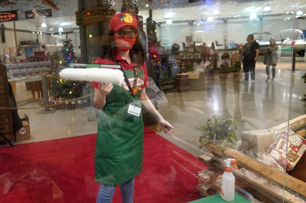 ong gia Noel cung phai gian cach xa hoi anh 8