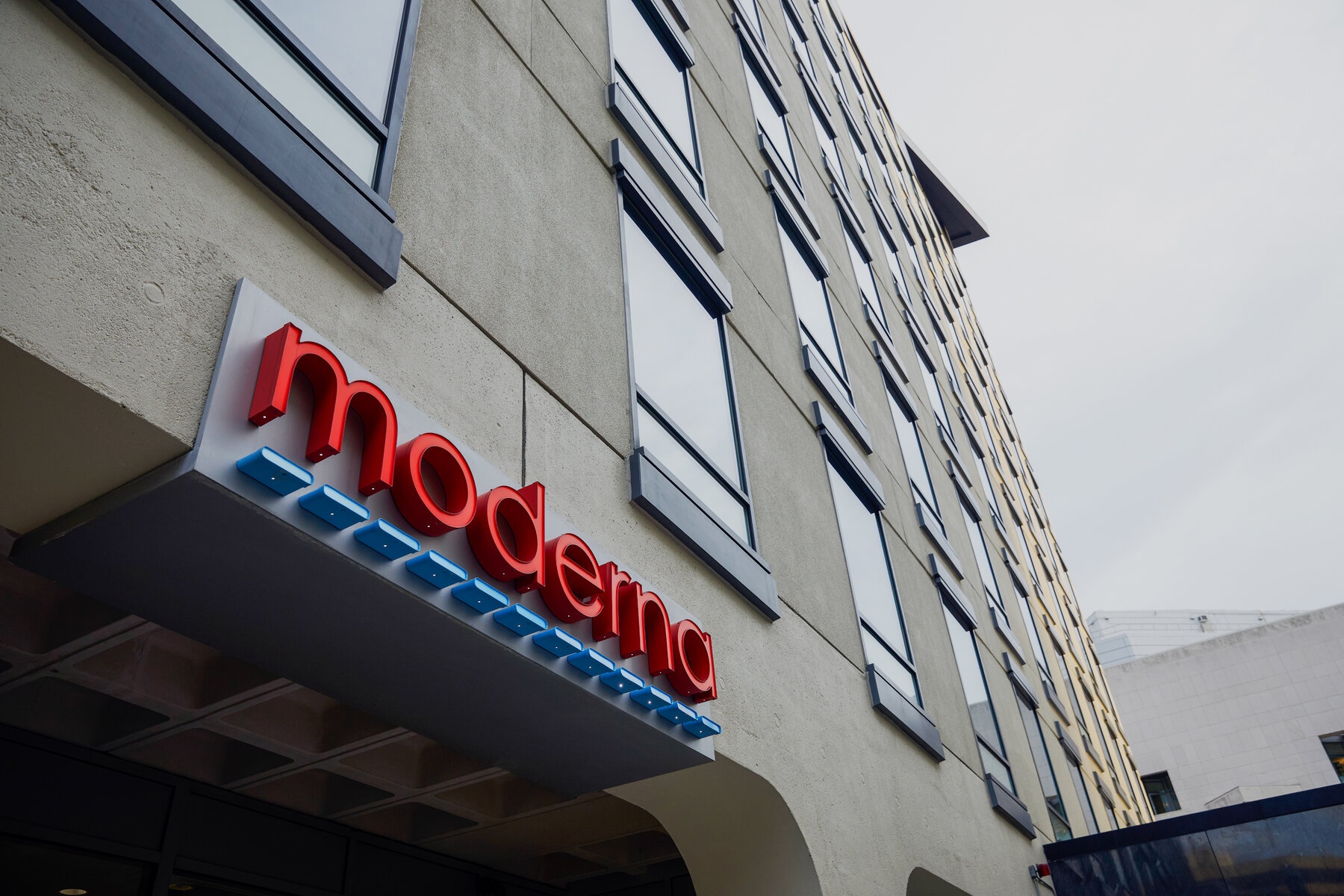 FDA ‘bat den xanh’ cho vaccine Covid-19 cua Moderna anh 1