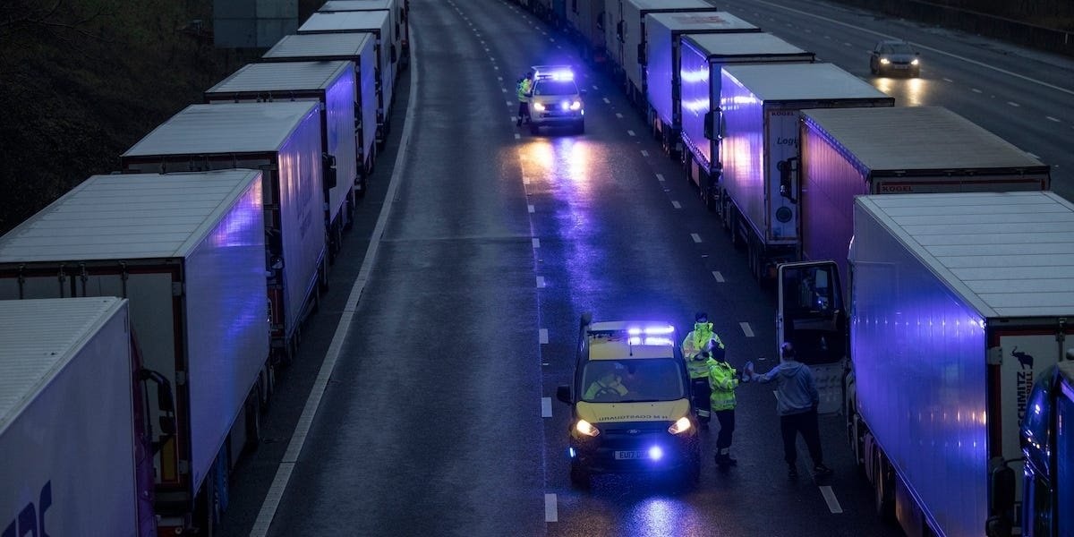 xe tai tac bien,  dan Anh co the thieu luong thuc anh 1