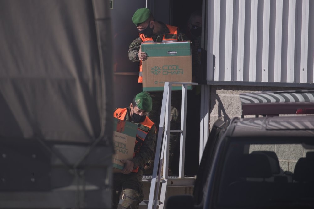 EU bat dau phan phoi vaccine chong Covid-19 anh 5