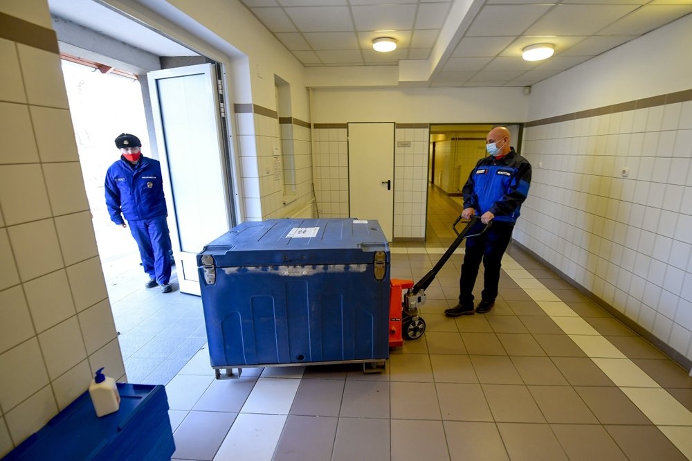 EU bat dau phan phoi vaccine chong Covid-19 anh 4