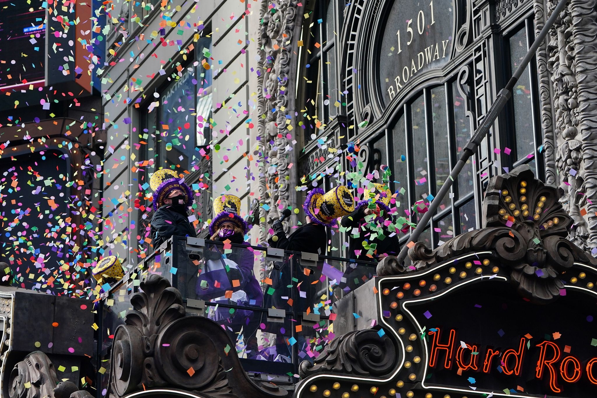 New York chuan bi tha mot tan hoa giay de don nam moi anh 2