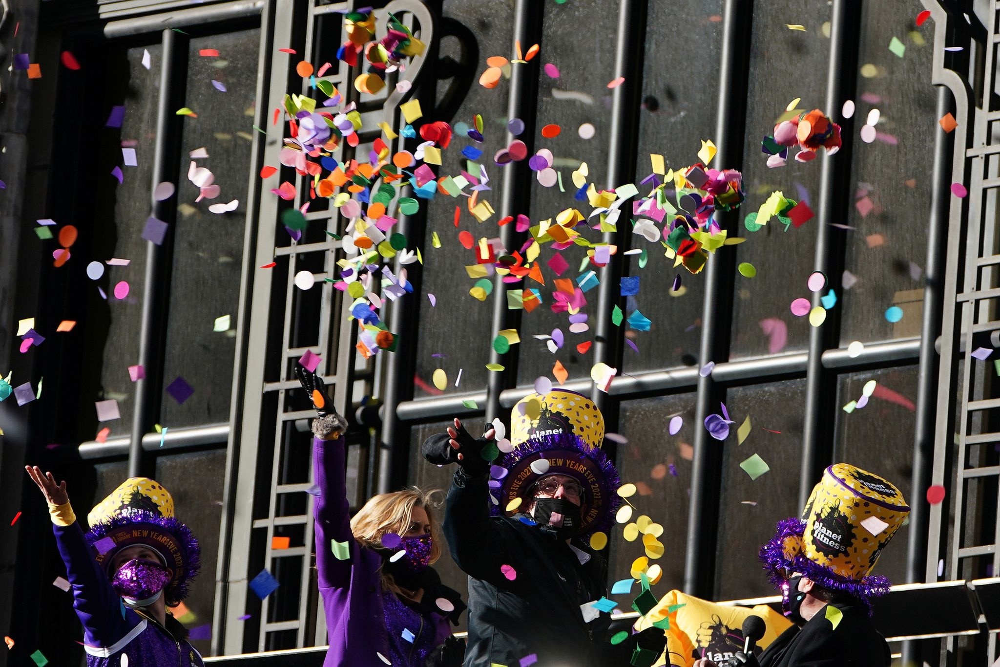 New York chuan bi tha mot tan hoa giay de don nam moi anh 4