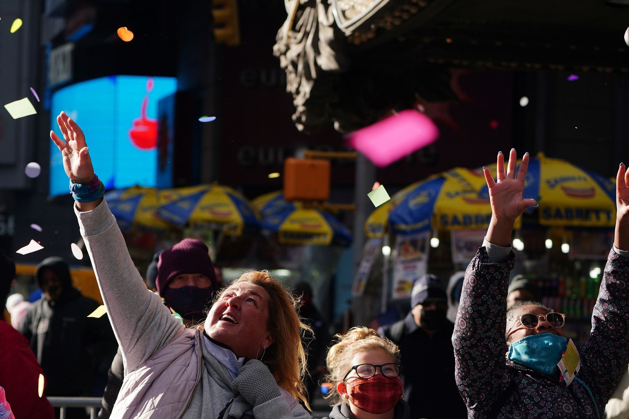 New York chuan bi tha mot tan hoa giay de don nam moi anh 1