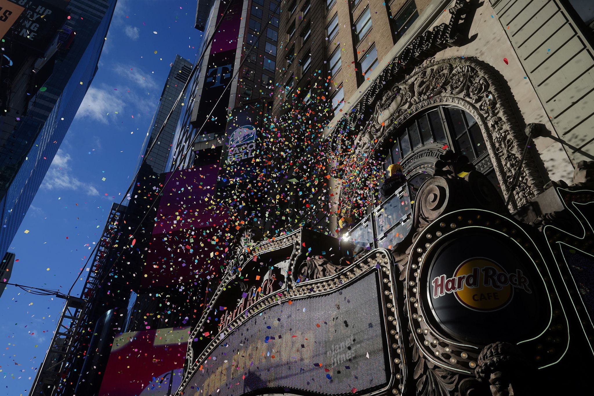 New York chuan bi tha mot tan hoa giay de don nam moi anh 6