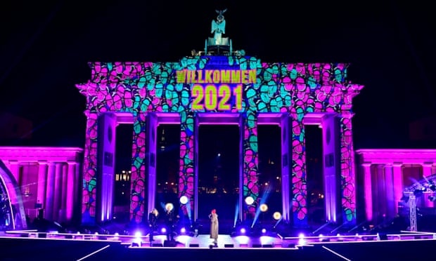 Hoa hoan khap Berlin dem giao thua vi lenh cam dot phao ngoai troi hinh anh