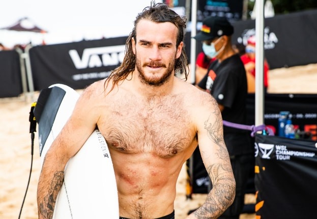 Ngoi sao luot song lieu minh cuu nguoi phu nu gap nan hinh anh