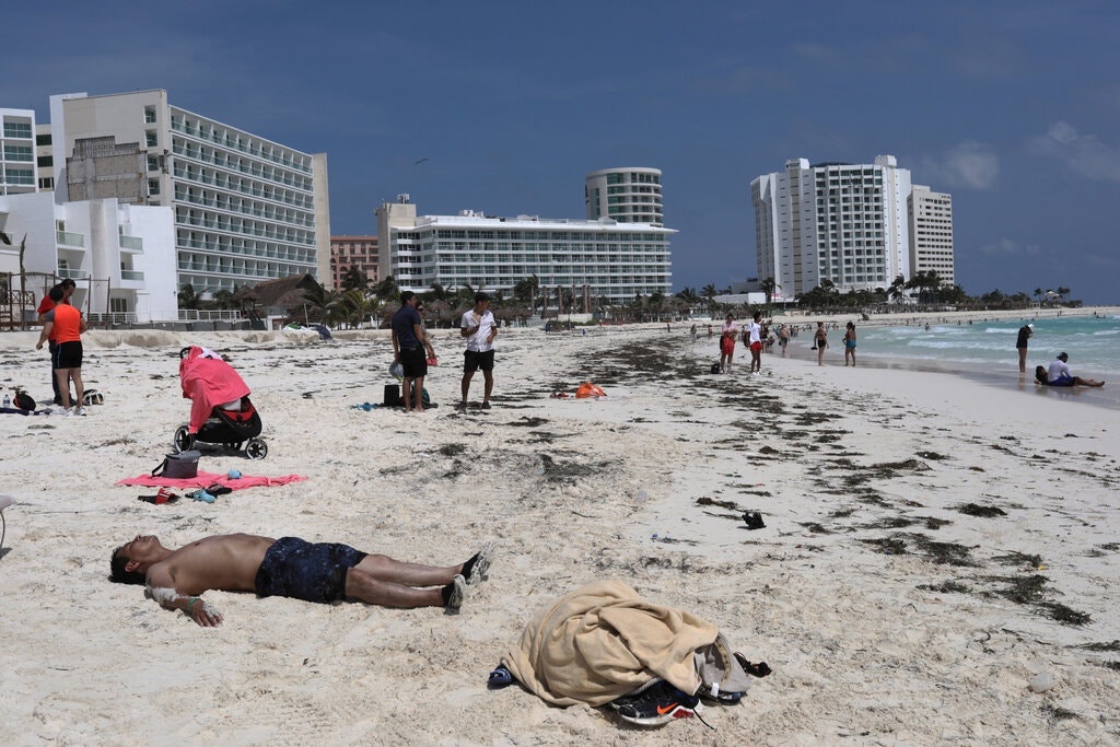 Nguoi My ‘tron’ sang Mexico de tranh lenh phong toa anh 2