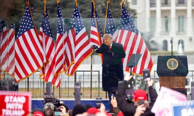 Ong Trump len an cuoc bao loan, nhieu nguoi ung ho thay bi 'phan boi' hinh anh