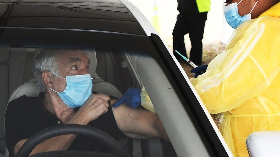 Nguoi chong vaccine chan loi vao diem tiem phong Covid-19 o My hinh anh