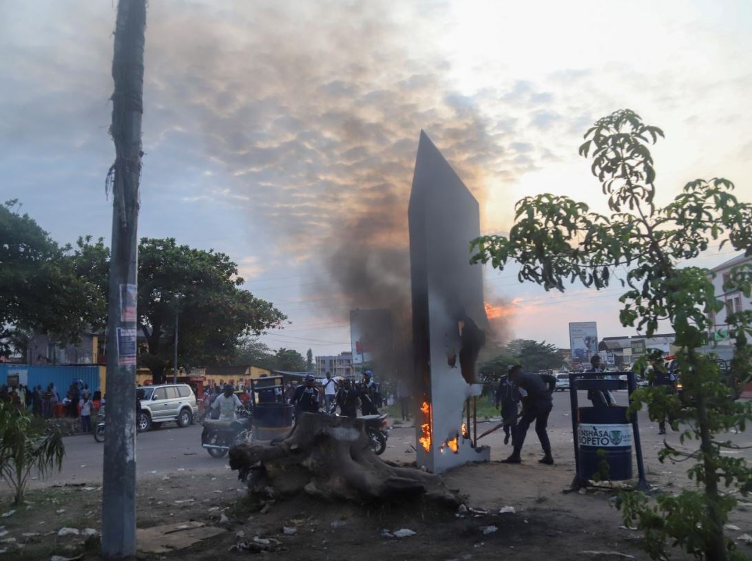 Cot kim loai bi an o CHDC Congo bi cham lua dot hinh anh