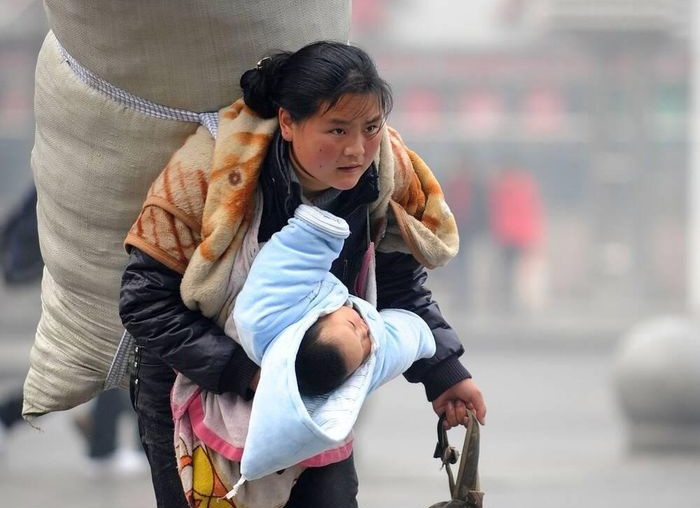 Tim thay nguoi me di cu trong buc anh chan dong 10 nam truoc hinh anh