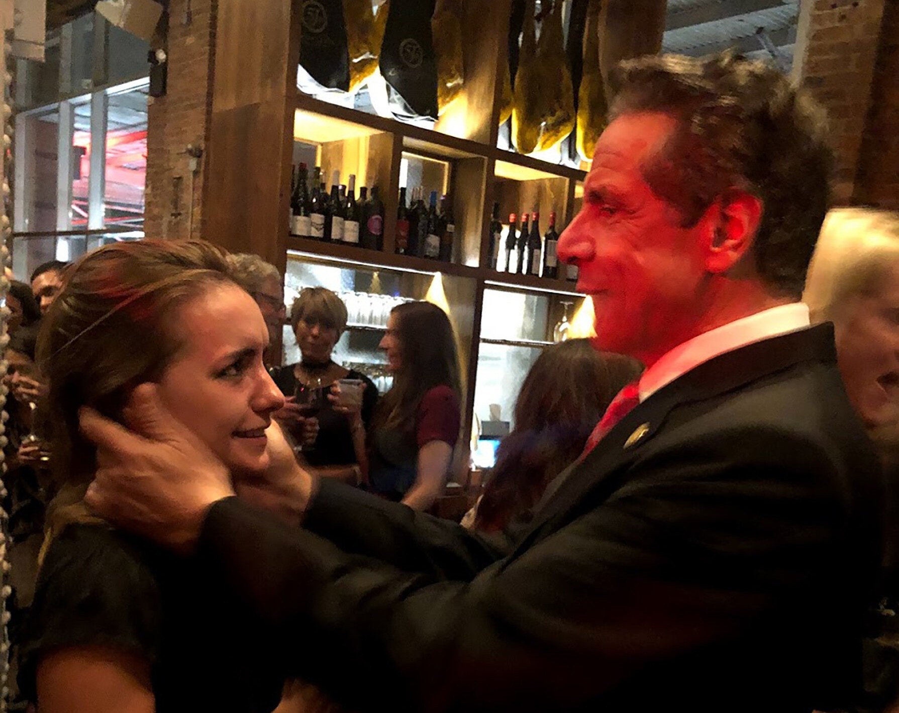 Nguoi thu ba to thong doc New York quay roi tinh duc hinh anh