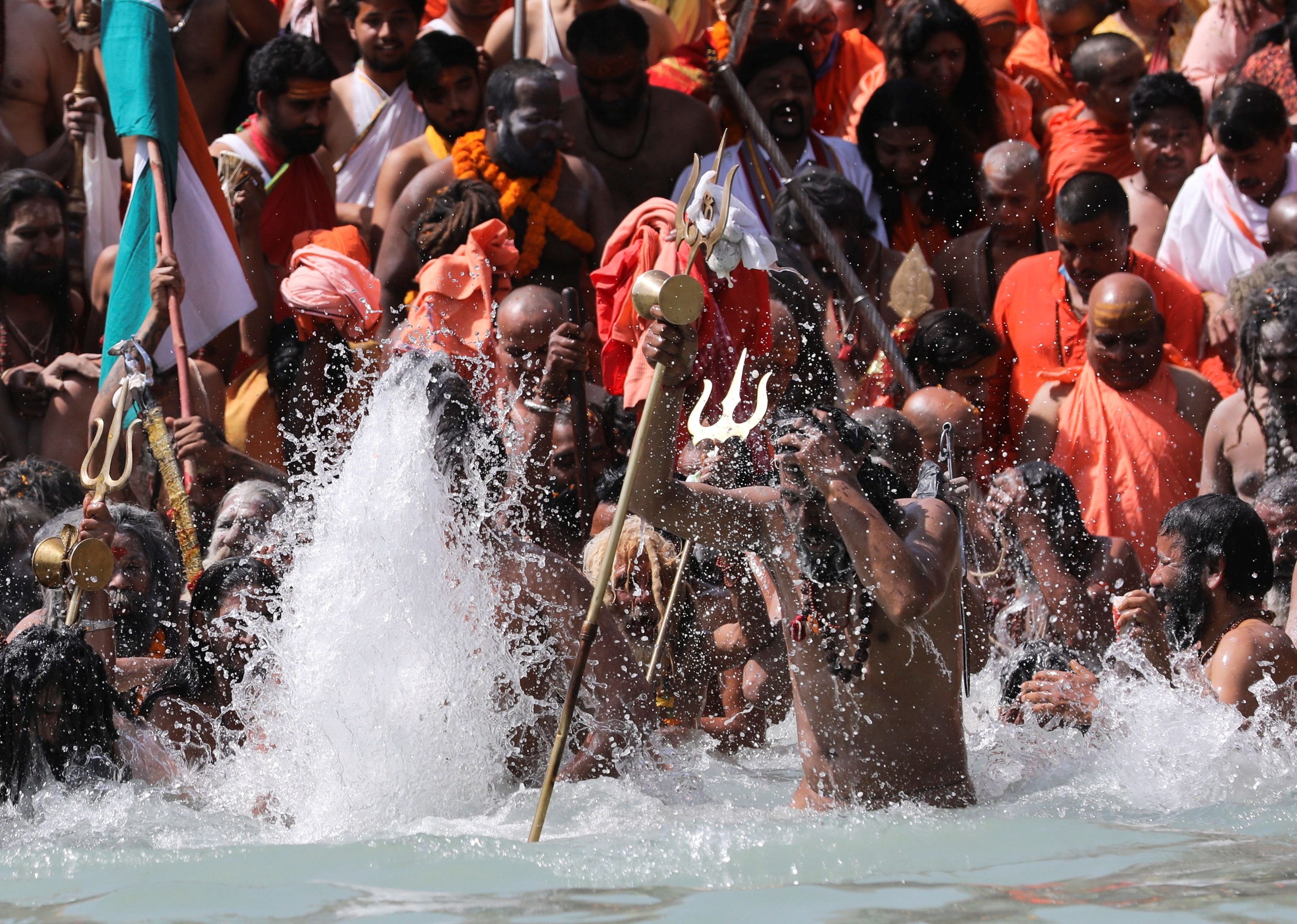 Thanh nhan Naga Sadhus vung kiem va dinh ba o le hoi tam song Hang hinh anh