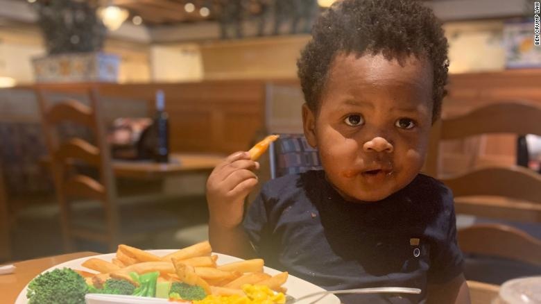 Canh sat ban trung dau be trai 1 tuoi khi duoi bat cuop hinh anh