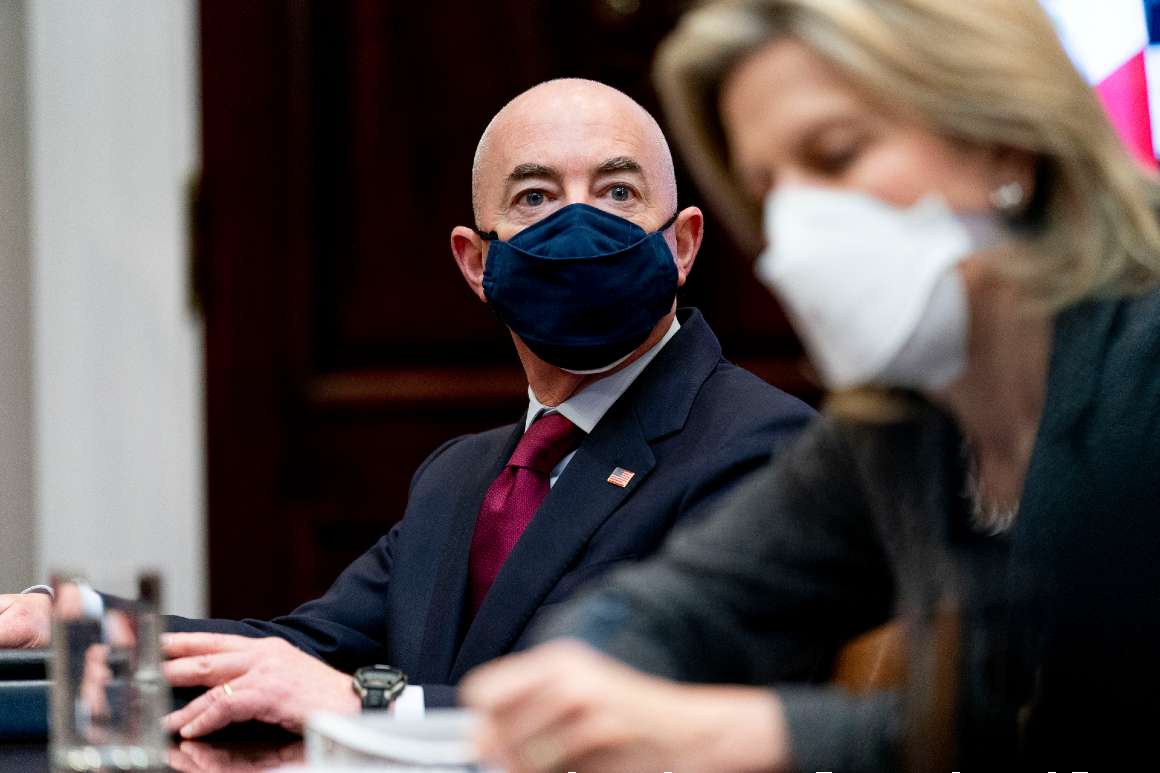 Bo truong My sa thai cung luc hon 30 co van an ninh hinh anh