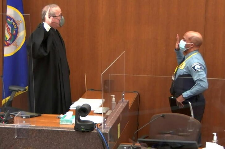 Si quan kep co George Floyd bi cap tren chong lai truoc toa hinh anh