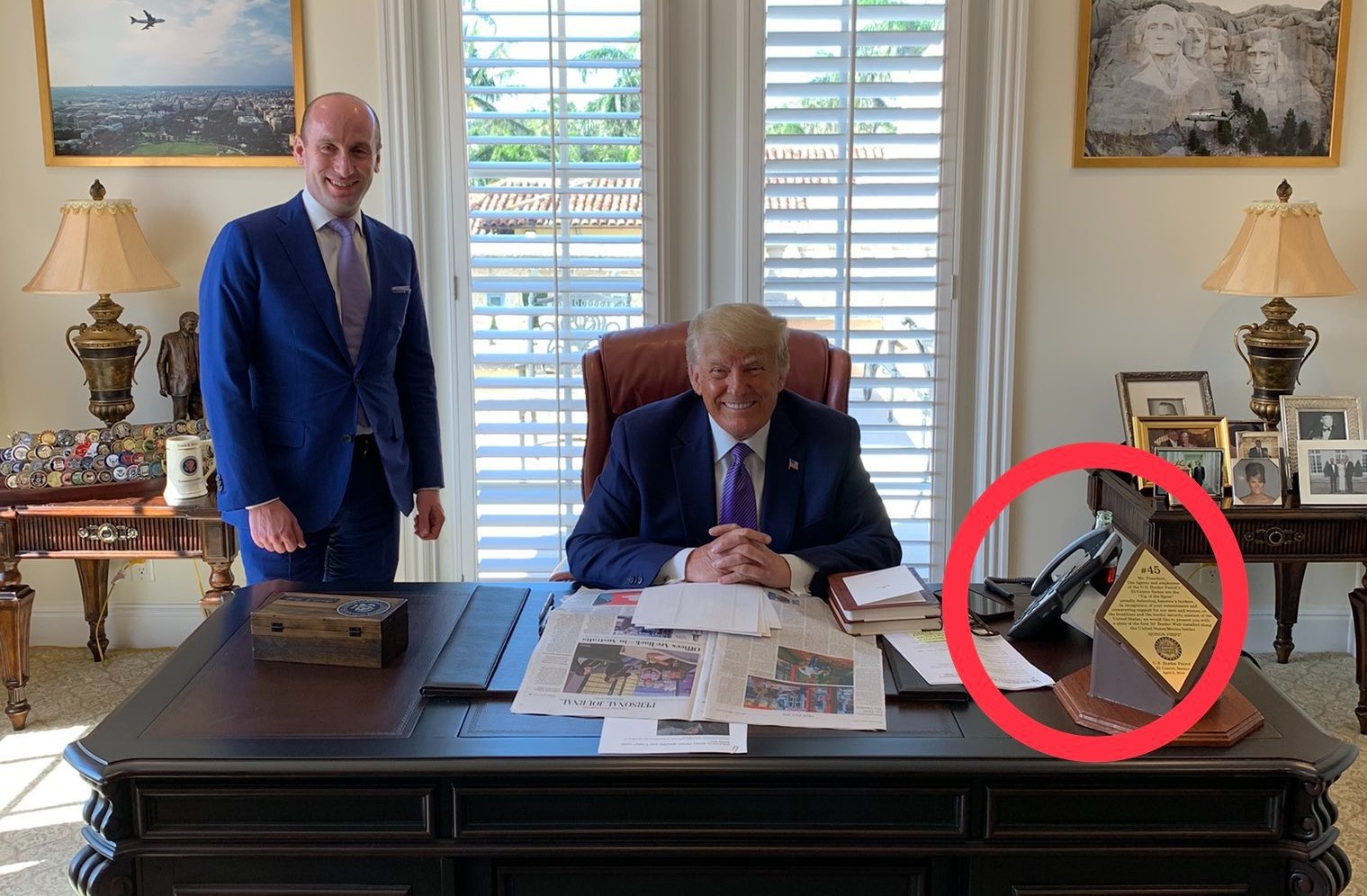 Vat dang chu y tren ban lam viec moi cua ong Trump hinh anh