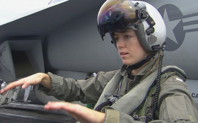 Gap nu phi cong tung nhin thay UFO hinh anh