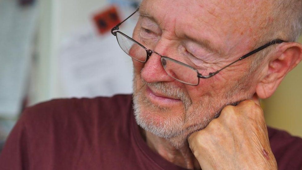 Nguoi dau tien duoc tiem vaccine Covid-19 o Anh da qua doi hinh anh