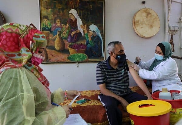 Vi sao Israel vua chuyen vaccine, Palestine da tra lai? hinh anh