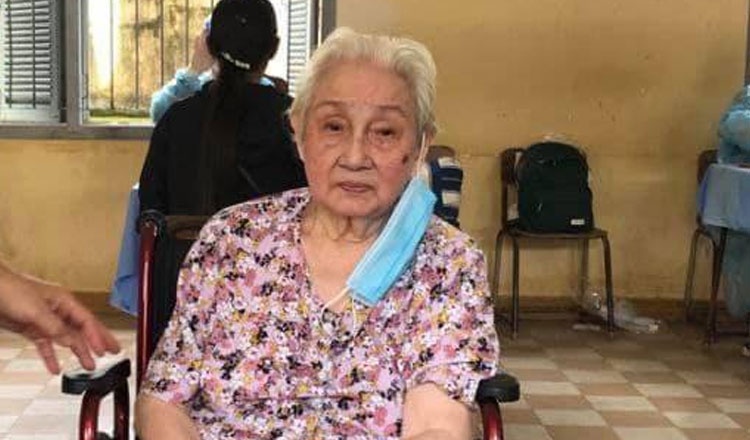 Cu ba 101 tuoi la nguoi gia nhat duoc tiem vaccine o Campuchia hinh anh