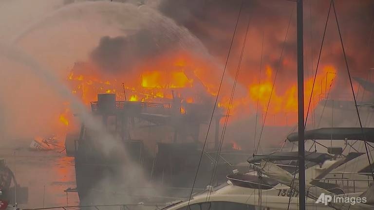 Dam chay lon thieu rui 16 thuyen o Hong Kong hinh anh