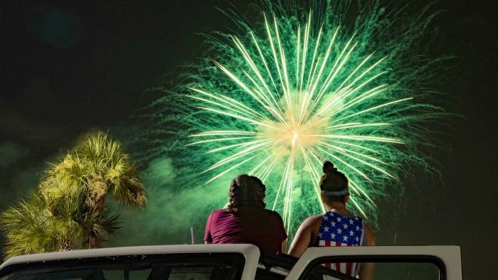 Nguy co Covid-19 troi day o My sau ky nghi quoc khanh hinh anh