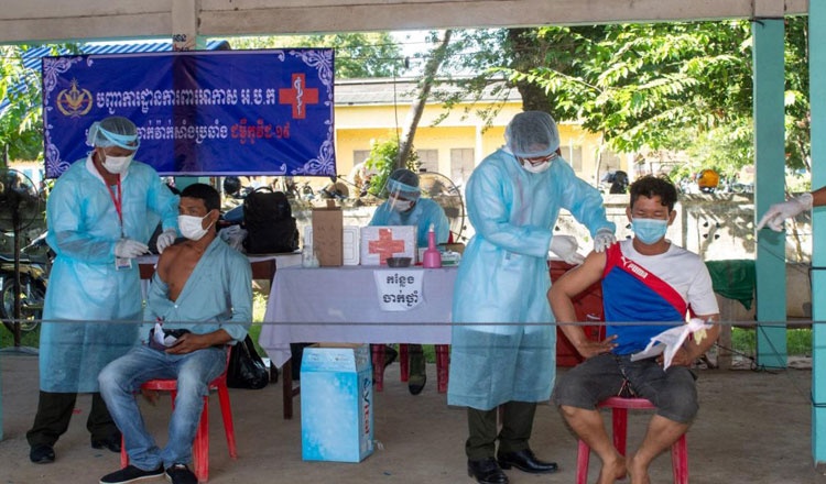 Campuchia di duoc 50% chang duong tiem vaccine ngua Covid-19 hinh anh