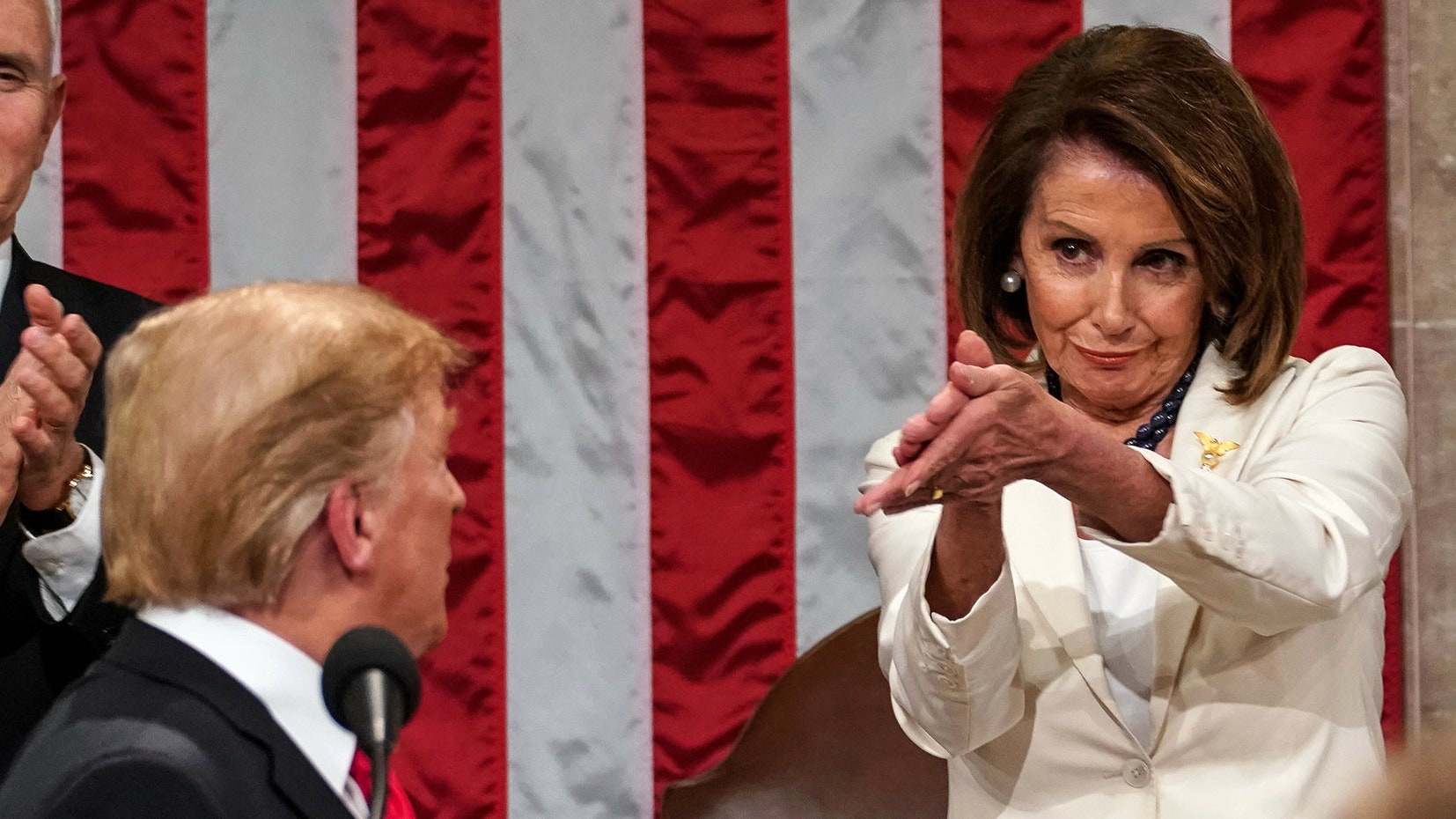 Ba Pelosi tung lo ong Trump kich hoat vu khi hat nhan hinh anh