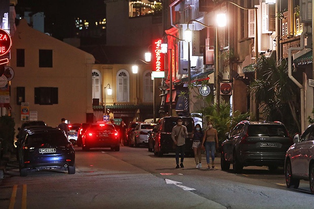 Cum dich quan karaoke de doa no luc mo cua cua Singapore anh 2