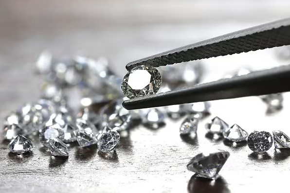 Nguoi phu nu Anh bi buoc toi danh trao kim cuong bang da cuoi hinh anh