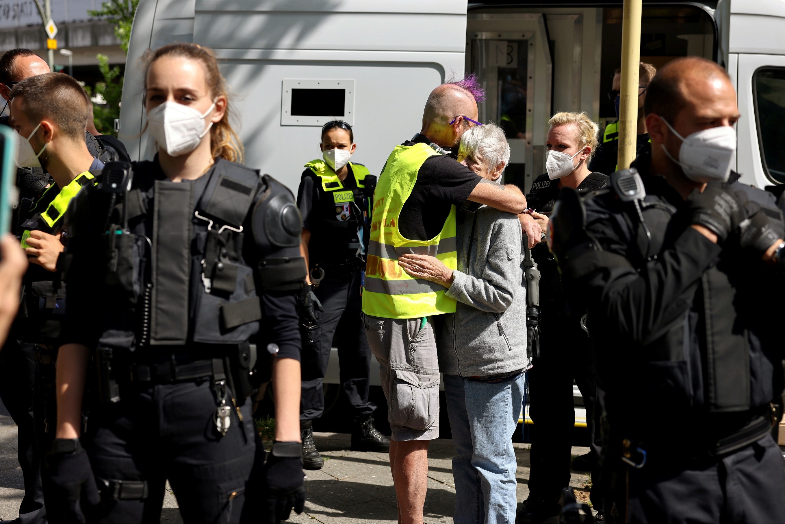 Berlin cam bieu tinh chong lenh phong toa hinh anh