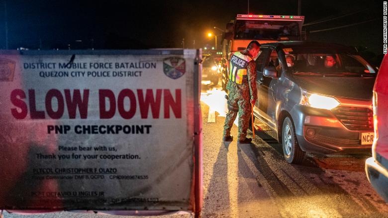 Nguoi Philippines do xo di tiem chung truoc gio phong toa anh 2