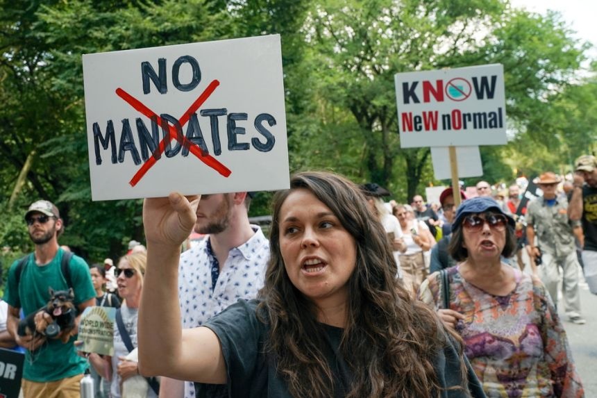 Nguoi chua tiem vaccine co nguy co tai mac Covid-19 cao gap doi hinh anh