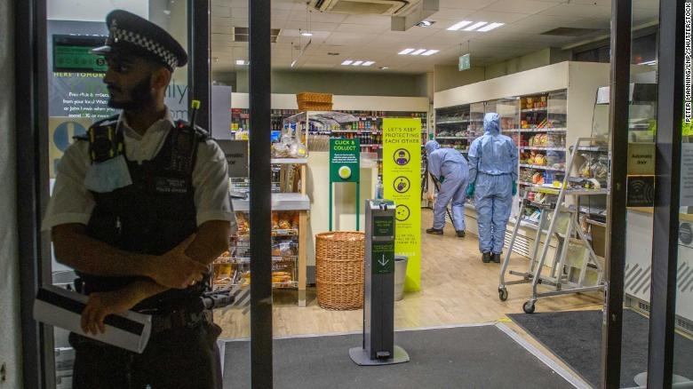 Nguoi dan ong choc kim tiem vao thuc pham o 3 sieu thi tai Anh hinh anh