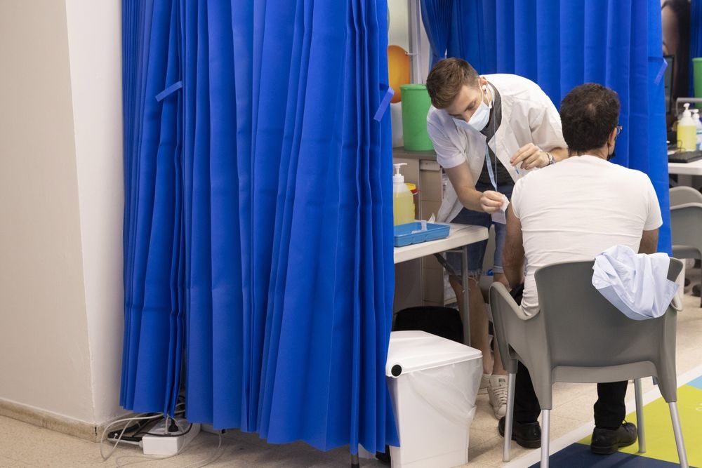 Mui tiem bo sung o Israel ngan ngua cac ca Covid-19 nghiem trong hinh anh