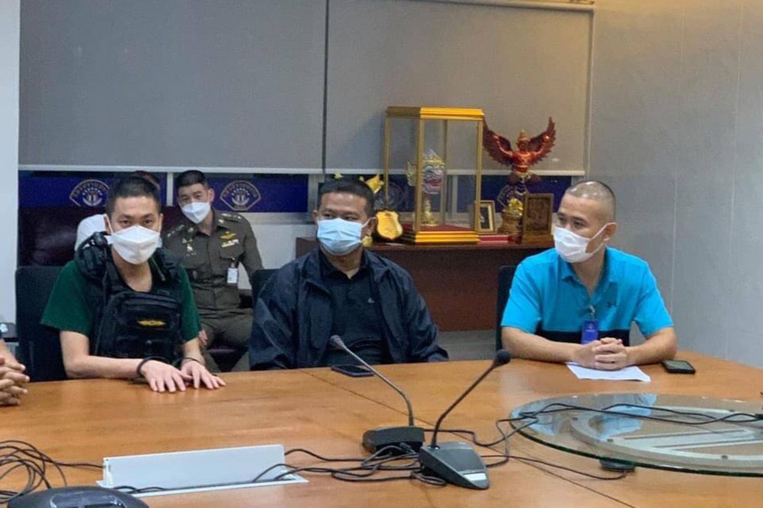 Canh sat Thai bi chi trich vi clip trum tui nylon de tra tan nghi pham hinh anh