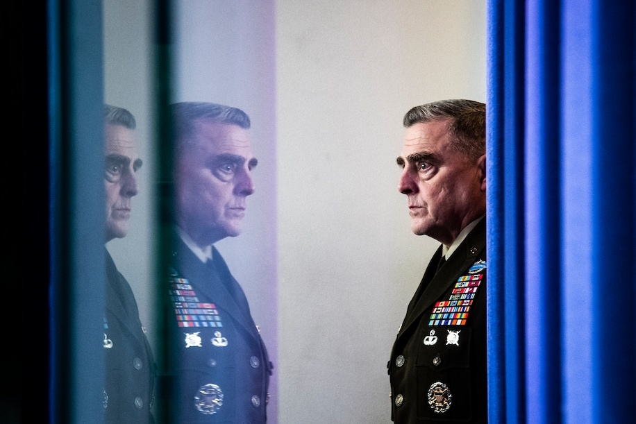 'Cu don' manh voi tuong Mark Milley hinh anh