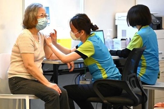 Chuyen gia: Hong Kong nen ho then vi ty le tiem ngua o nguoi gia thap hinh anh