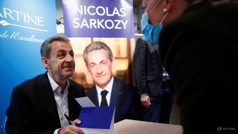 Cuu Tong thong Phap Nicolas Sarkozy di ky tang sach du bi ket an tu hinh anh