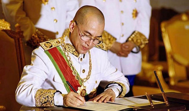 Vua Campuchia ung ho sua hien phap, cam quan chuc cap cao co song tich hinh anh