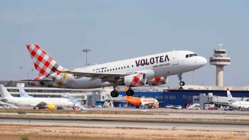 Hanh khach voi so tan vi may bay bi doa danh bom o Tay Ban Nha hinh anh